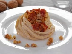 Pasta con crema di noci e pancetta