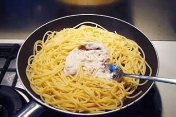 Pasta con crema di noci e pancetta 7