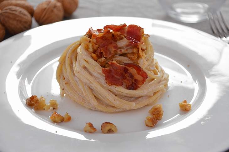 Pasta con crema di noci e pancetta