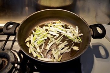 Spaghetti di riso con gamberi e verdure 4