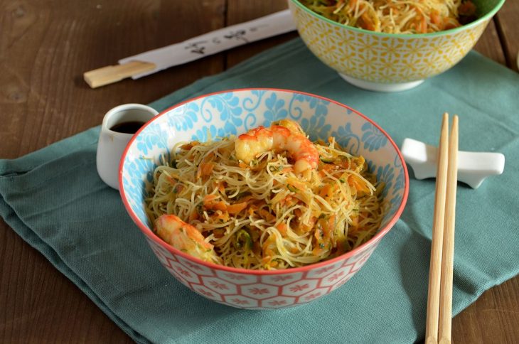 Spaghetti di riso gamberi e verdure