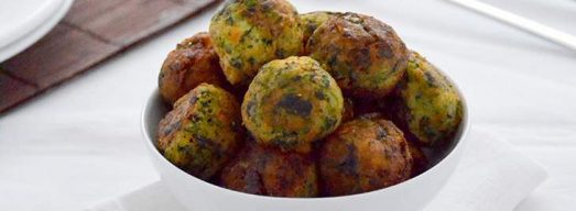 Ciotola bianca con polpette di verdure su tavola apparecchiata