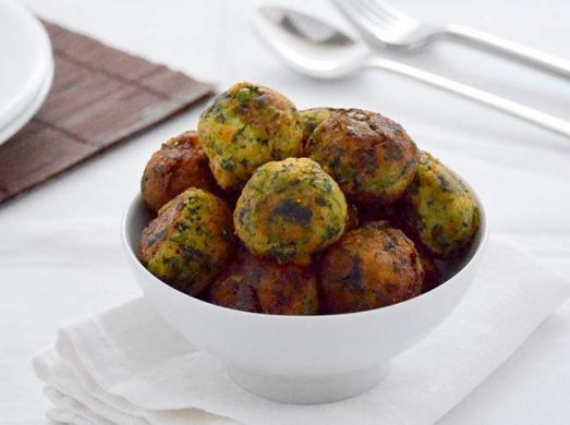 Ciotola bianca con polpette di verdure su tavola apparecchiata