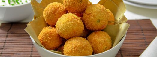Ciotola con polpette di tonno su tovaglietta marrone