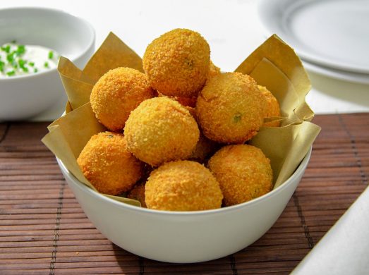 Ciotola con polpette di tonno su tovaglietta marrone