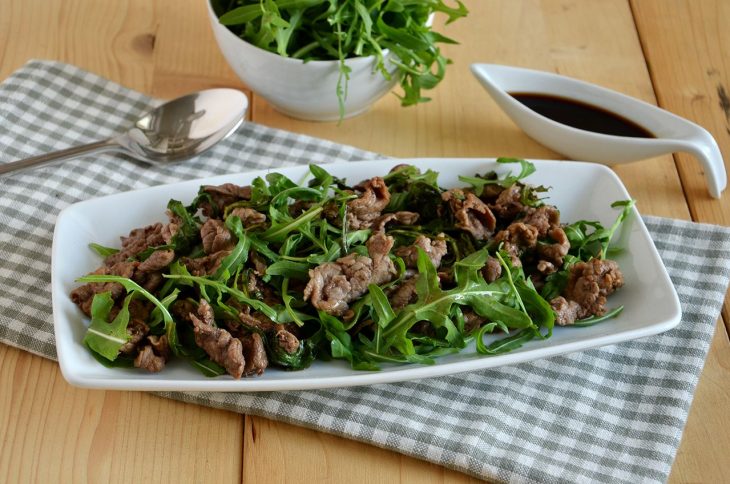 Straccetti di manzo con la rucola