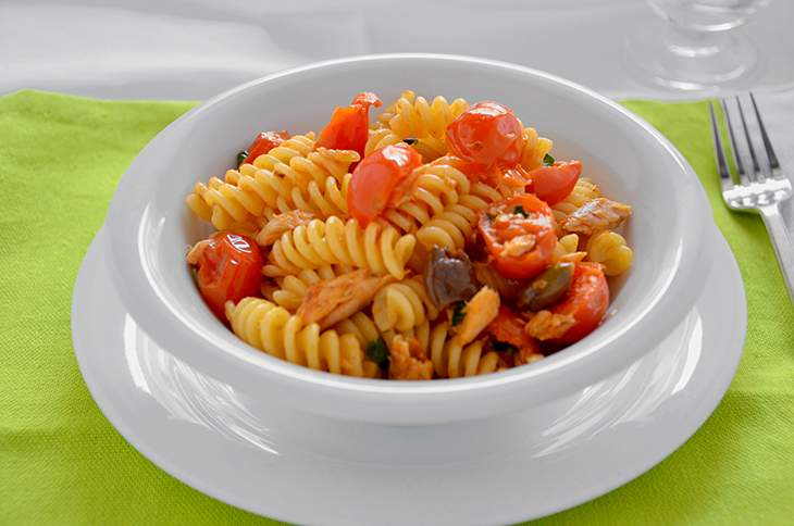 Pasta con sgombro e pomodorini