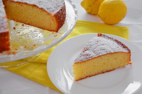Fetta di torta sette vasetti in primo piano e intera sullo sfondo