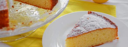Fetta di torta sette vasetti in primo piano e intera sullo sfondo