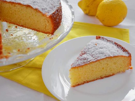 Fetta di torta sette vasetti in primo piano e intera sullo sfondo
