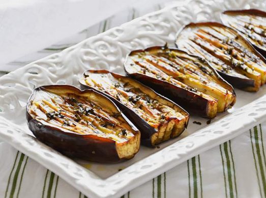 Piatto da portata bianco con melanzane al forno