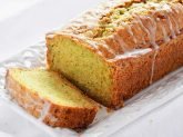 Zucchini bread su vassoio bianco con fetta tagliata