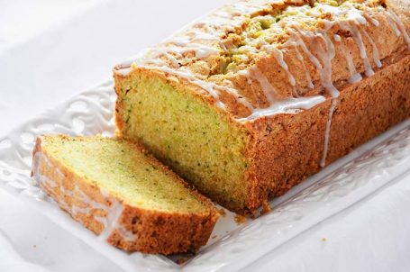 Zucchini bread su vassoio bianco con fetta tagliata