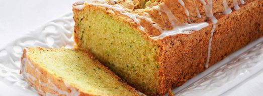 Zucchini bread su vassoio bianco con fetta tagliata
