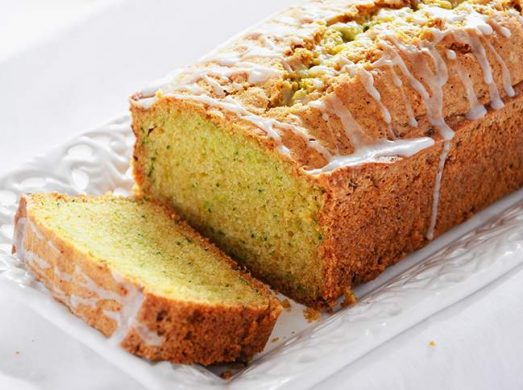 Zucchini bread su vassoio bianco con fetta tagliata