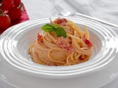 Pasta con ricotta e pomodorini