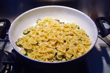 Pasta zucchine e tonno 4