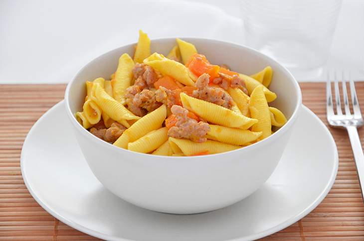 Pasta con zucca e salsiccia