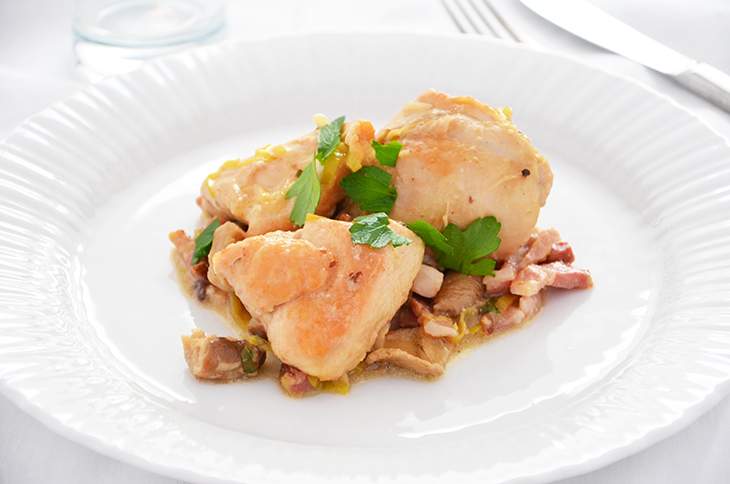 Pollo con funghi e pancetta