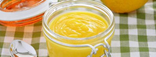 Vasetto di lemon curd su tavaglia a quadretti verde