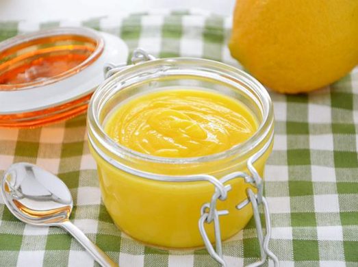 Vasetto di lemon curd su tavaglia a quadretti verde