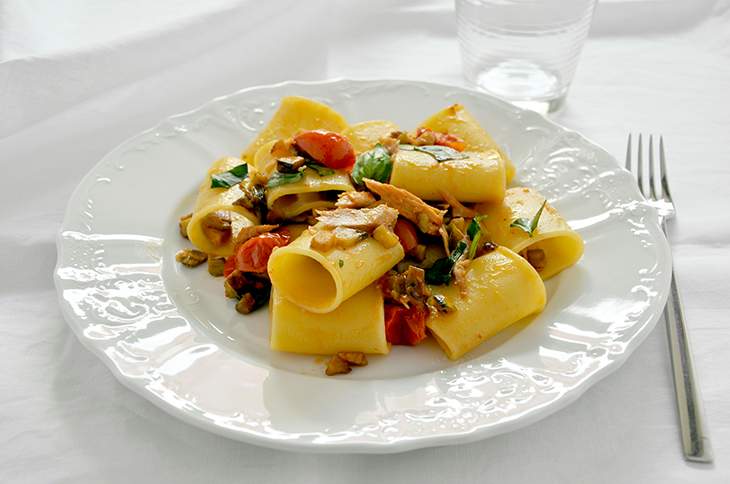 Pasta con melanzane, pomodorini e tonno