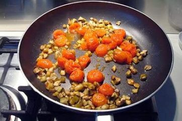 Pasta con melanzane pomodorini e tonno 9