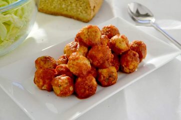 Piatto di polpette di pesce spada con pane e insalata