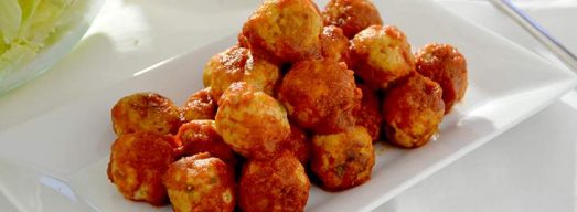 Piatto di polpette di pesce spada con pane e insalata