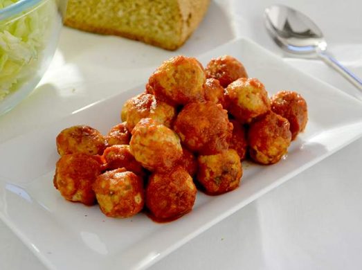 Piatto di polpette di pesce spada con pane e insalata