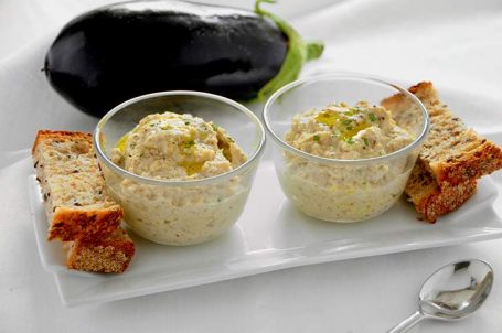 Due ciotoline con dentro il babaganoush con pane tostato