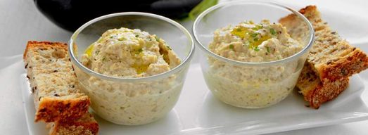 Due ciotoline con dentro il babaganoush con pane tostato