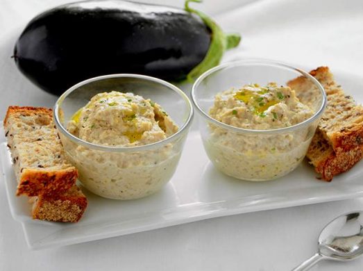 Due ciotoline con dentro il babaganoush con pane tostato