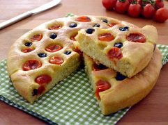 Focaccia pomodorini e olive