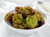 Ciotola bianca con frittelle di zucchine all'interno