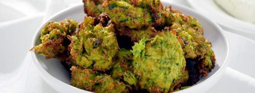 Ciotola bianca con frittelle di zucchine all'interno