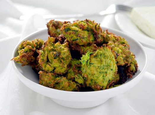 Ciotola bianca con frittelle di zucchine all'interno