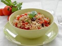 Insalata di orzo, pomodorini e mozzarella