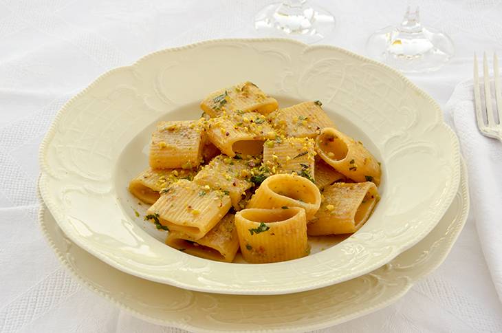 Pasta acciughe e pistacchi