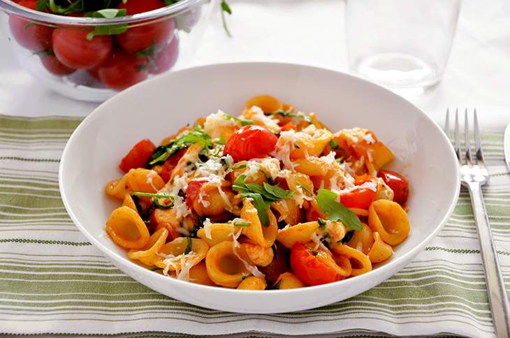 Pasta con pomodorini, scamorza e rucola