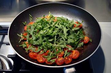 Pasta con pomodorini scamorza e rucola 4