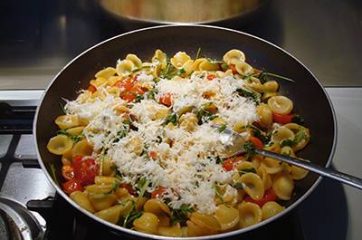 Pasta con pomodorini scamorza e rucola 7