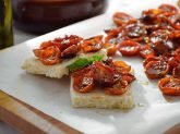 Tagliere con crostini con pomodorini confit