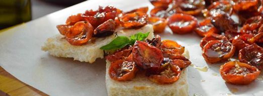 Tagliere con crostini con pomodorini confit