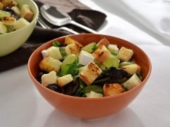 Insalata con uva e brie