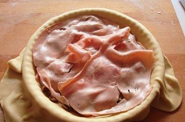 Focaccia funghi prosciutto e formaggio 13