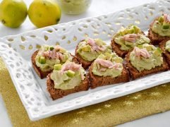 Crostini con crema di tonno e avocado