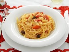 Pasta con baccalà e pomodorini