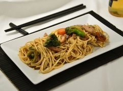 Noodles con maiale e verdure