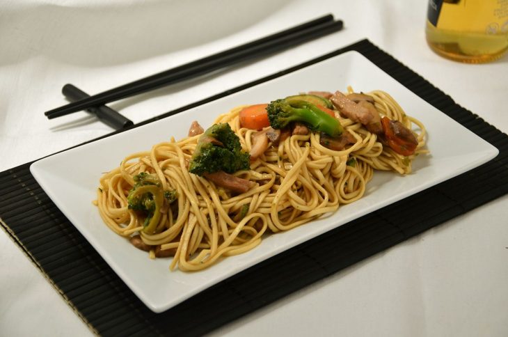 Noodles con maiale e verdure